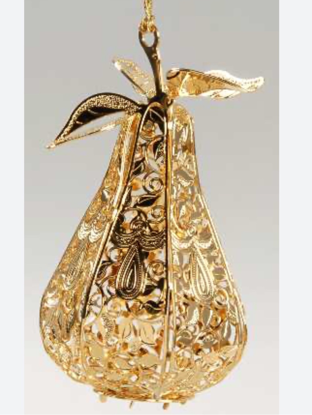2004 Danbury Mint Golden Pear Christmas Ornament 
23kt Gold Plated Filigree